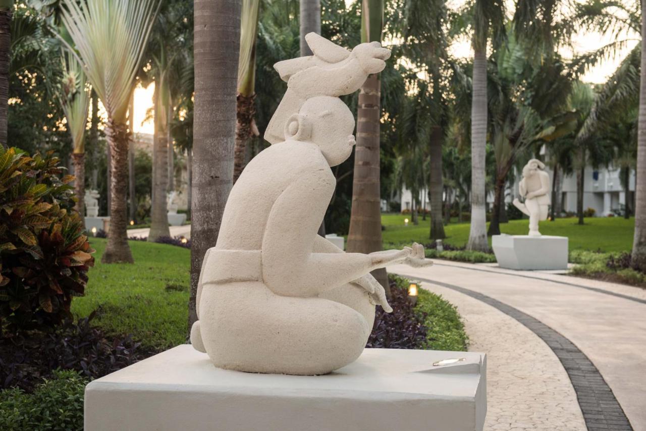 Grand Sunset Princess Playa del Carmen Exterior photo Sculpture at the Four Seasons Hotel, Miami