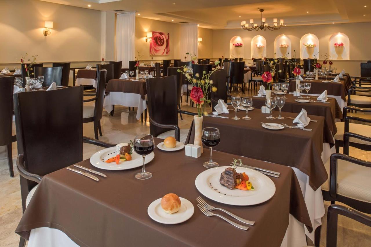 Grand Sunset Princess Playa del Carmen Exterior photo A restaurant at a resort
