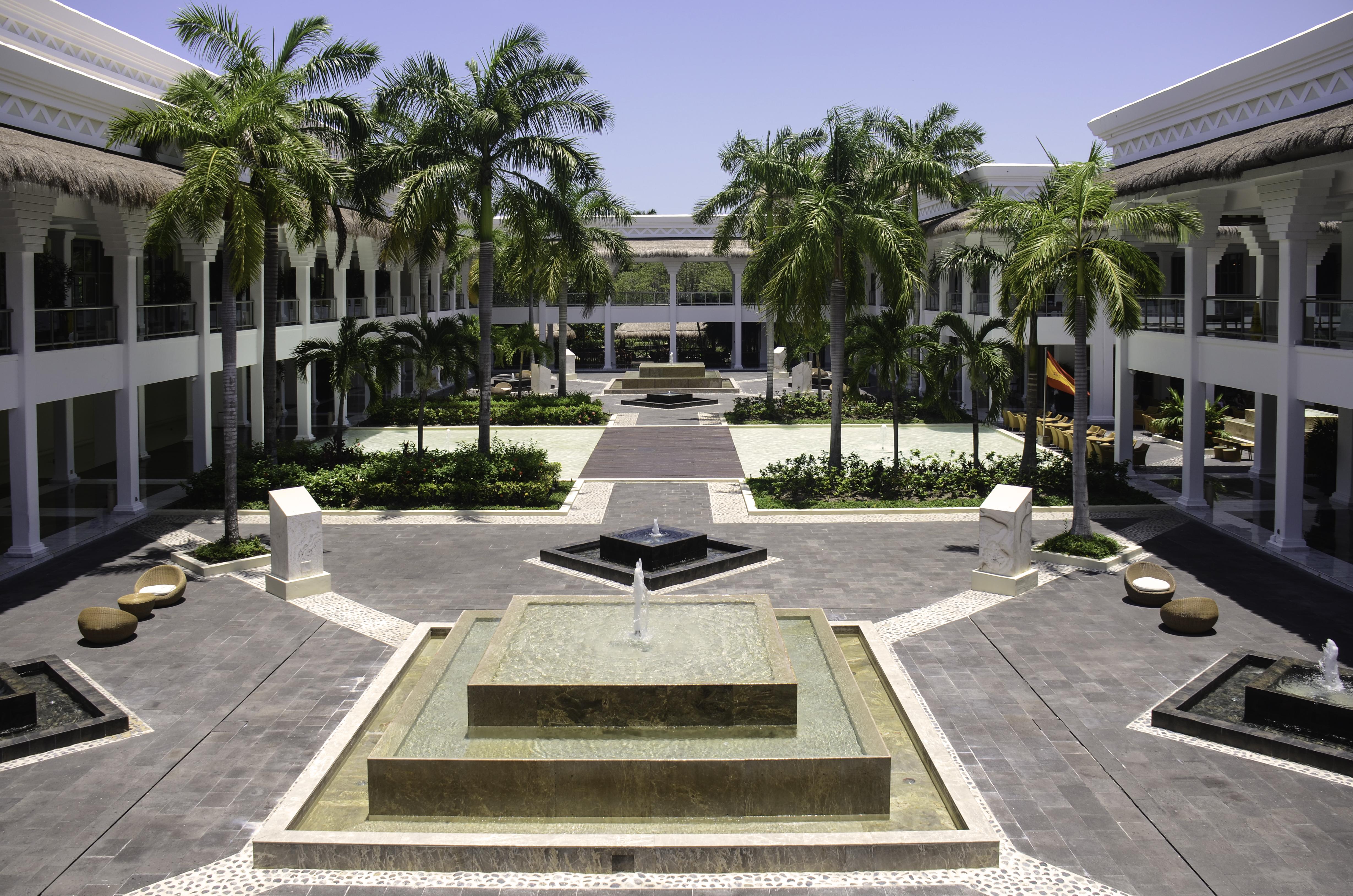 Grand Sunset Princess Playa del Carmen Exterior photo Fountain at the center of the resort